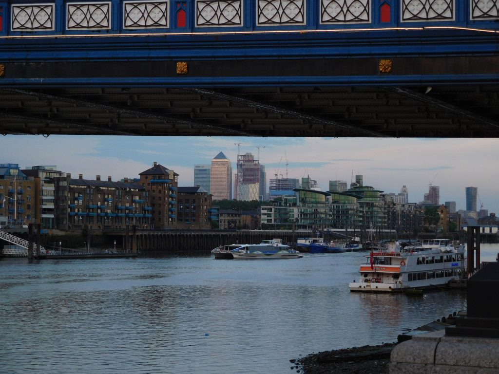 London Blick unter der Towerbridge auf die Docklands