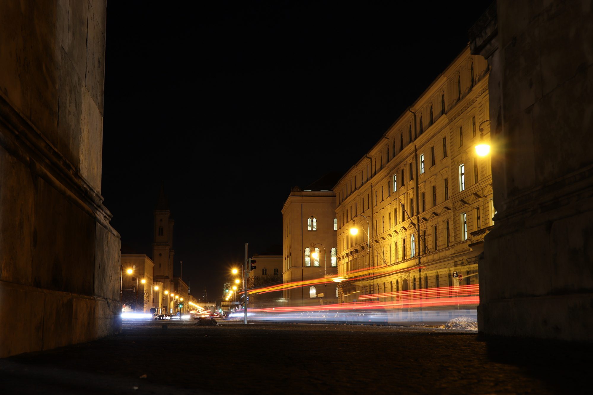 Langzeitbelichtung am Siegestor mit Blick auf die Ludwigstraße und München