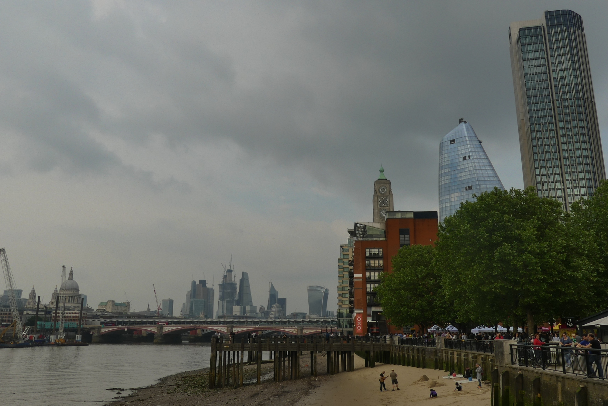 Blick auf die Skyline von London vom Themseufer