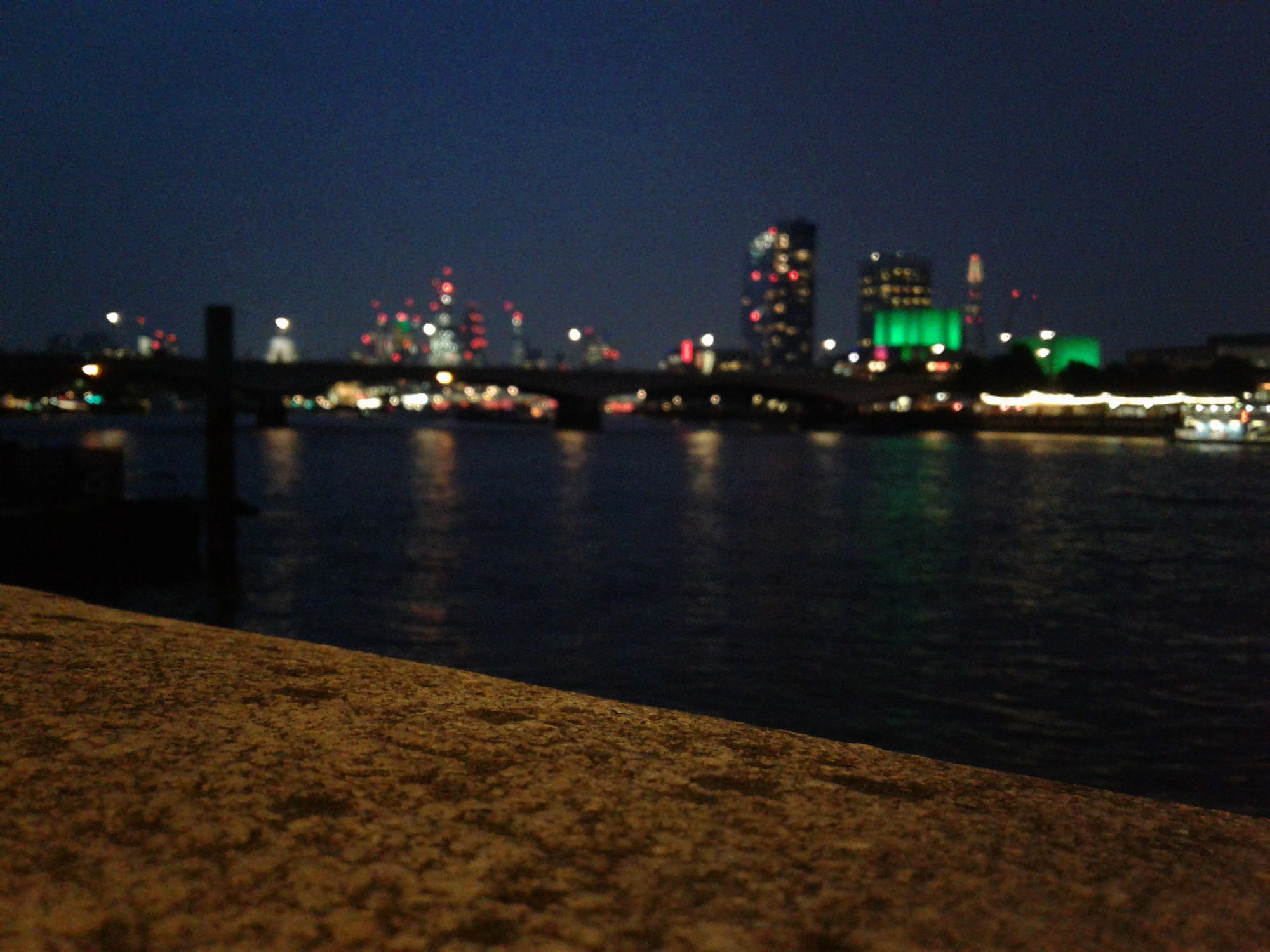Skyline von London zur blauen Stunde