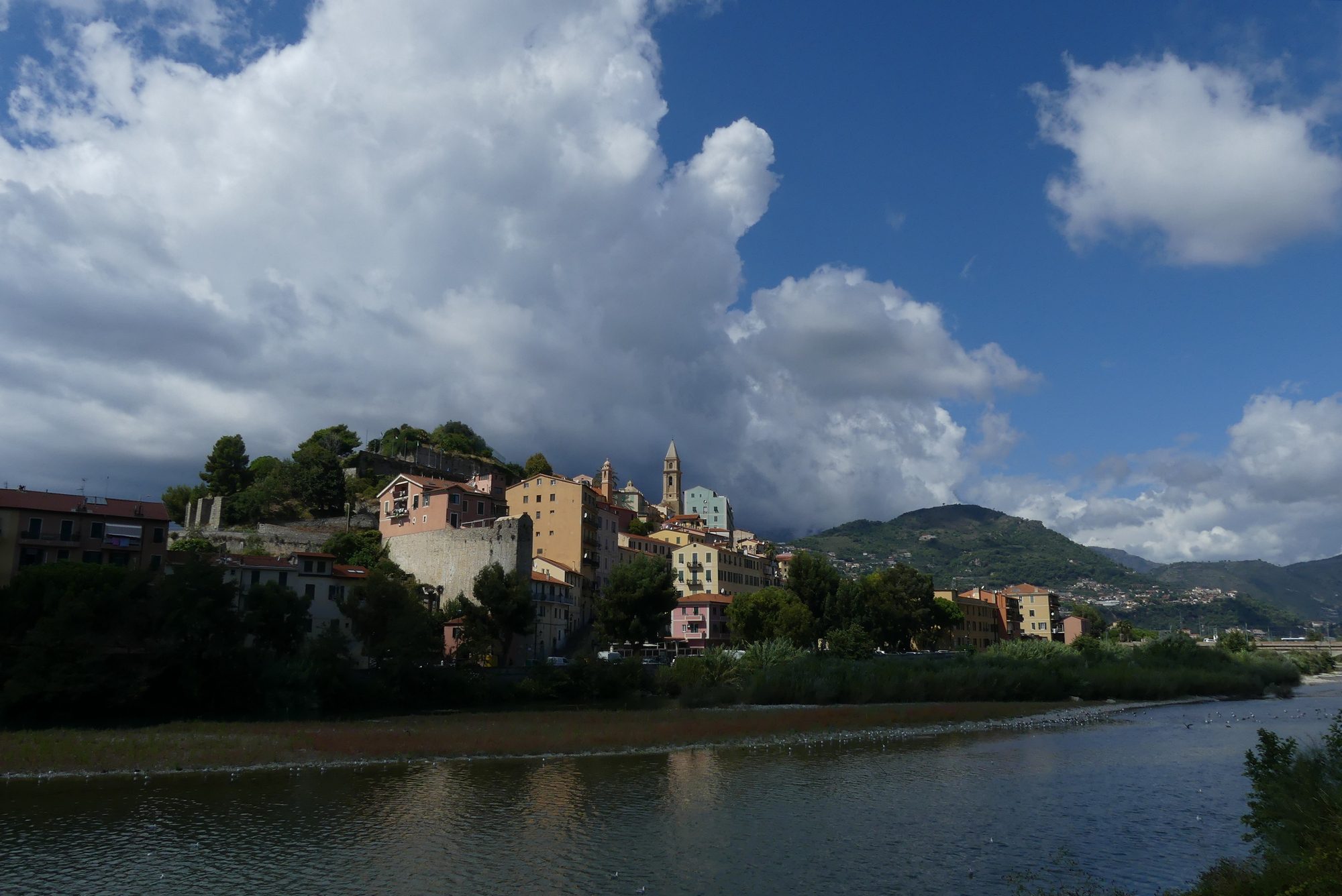 Blick auf die Altstadt von Ventimiglia Italien