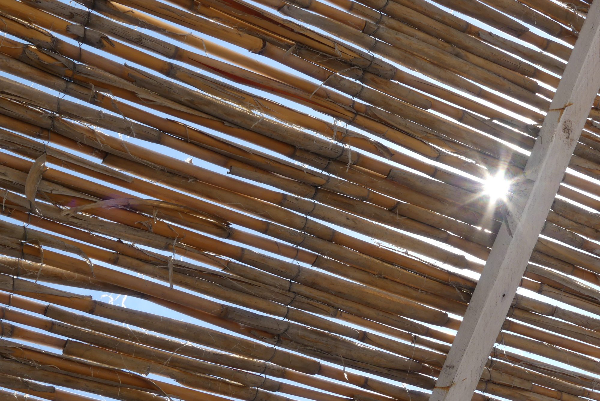 Sonnenschutz am Strand von Ventimiglia Italien