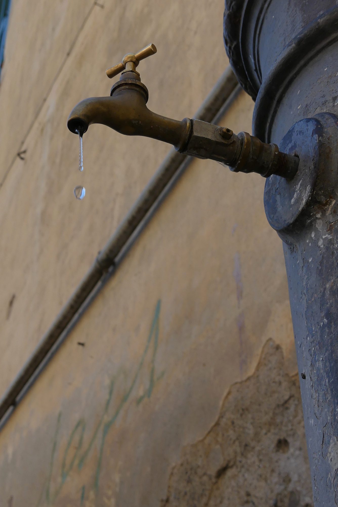 Wasserhahn an einem Brunnen in Ventimiglia Italien