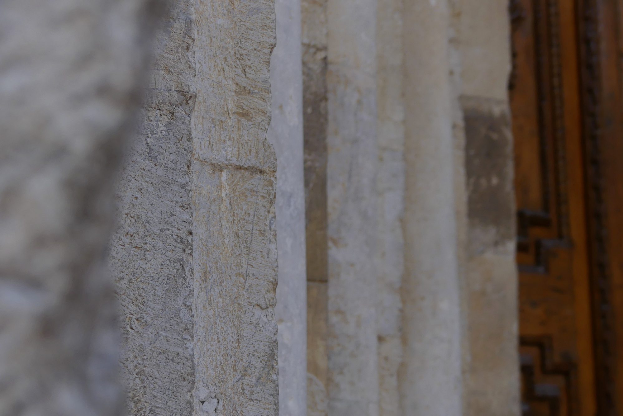 Details der Kirchenfassade in Ventimiglia