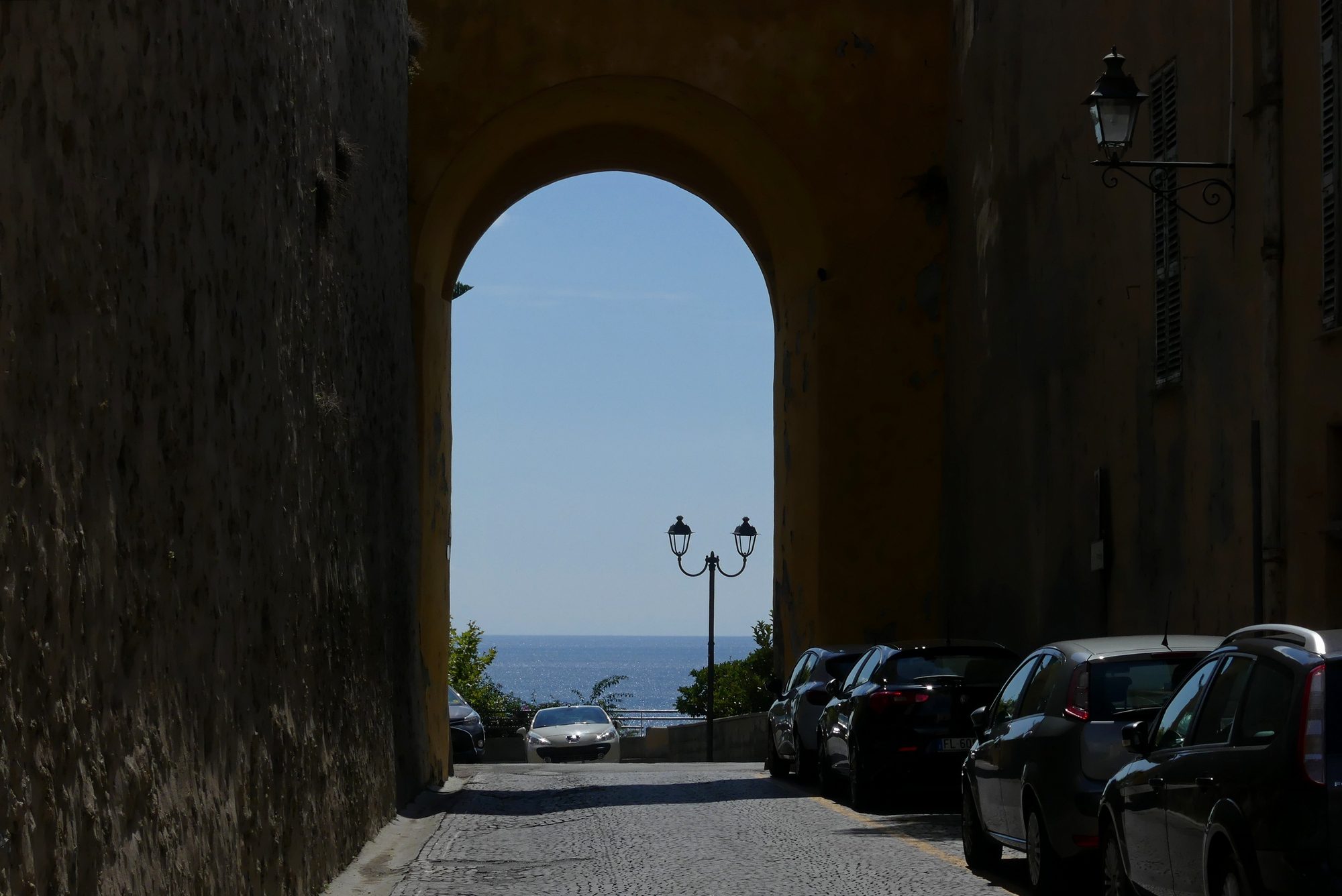 Straße mit Blick auf das Meer in der Altstadt von Ventimiglia