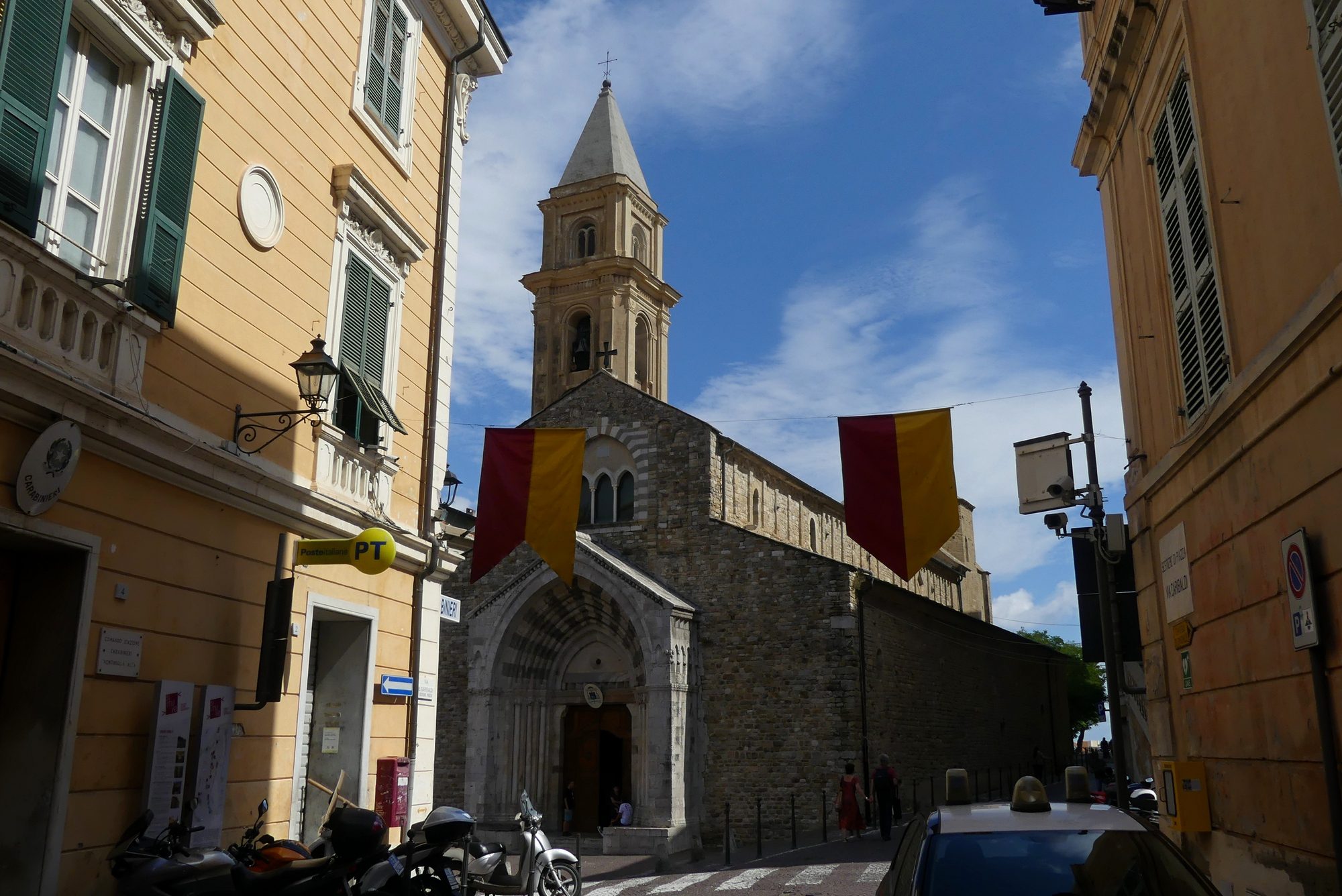 Kirche von der Hauptstraße der Altstadt von Ventimiglia aus gesehen