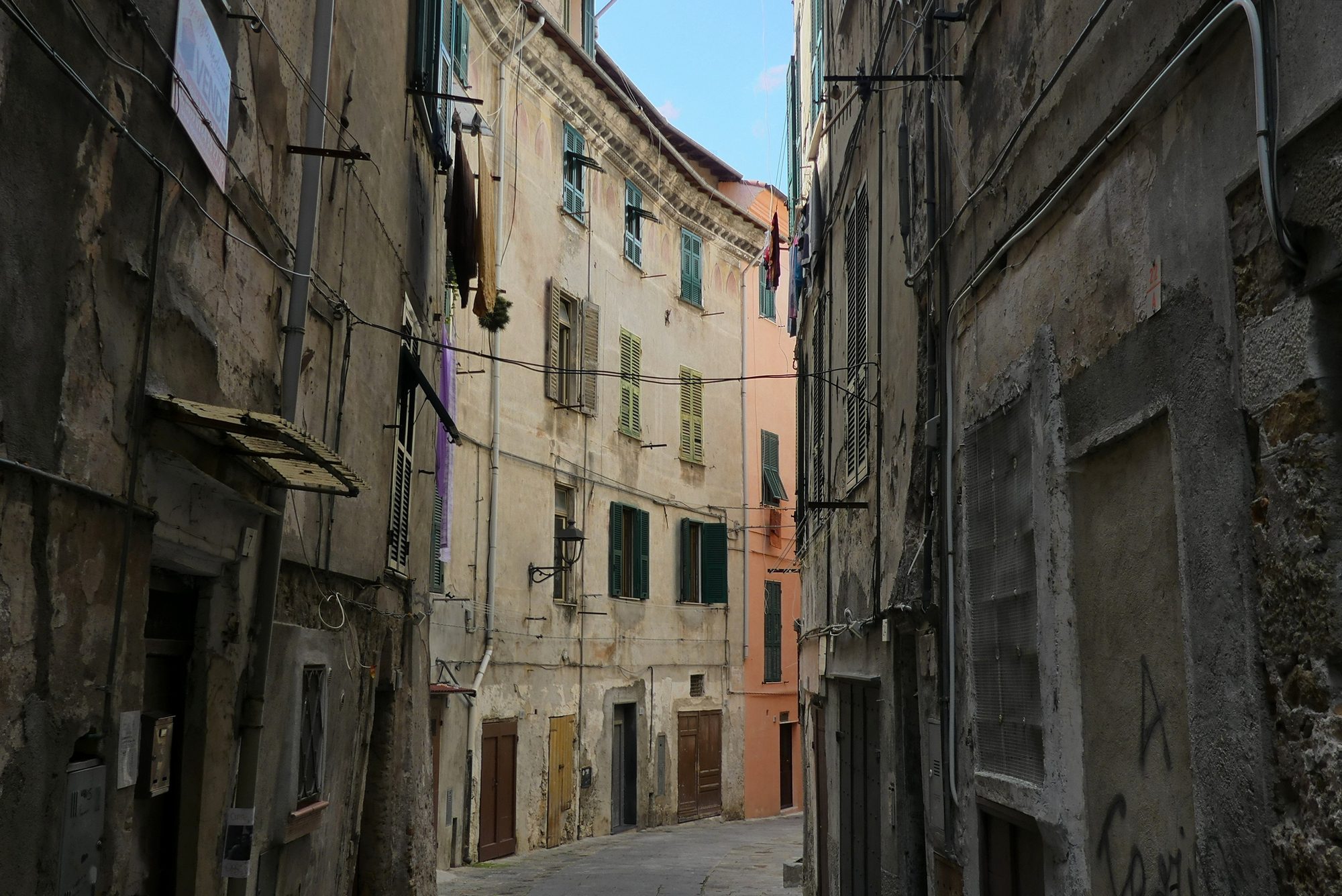 Gasse in der Altstadt von Ventimiglia Italien