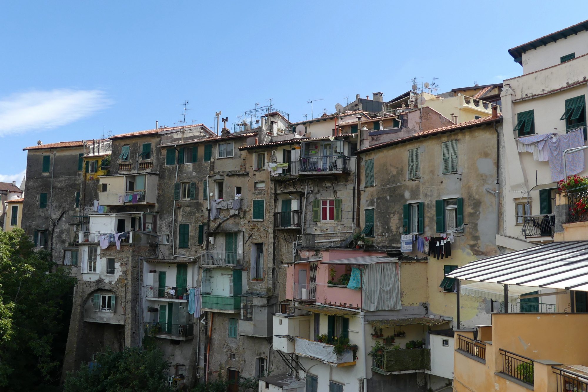 Blick auf die Altstadt von Ventimigila Italien