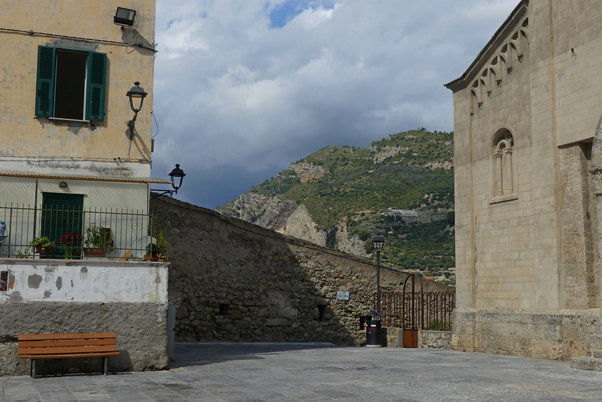 Kirchenvorplatz in der Altstadt von Ventimiglia