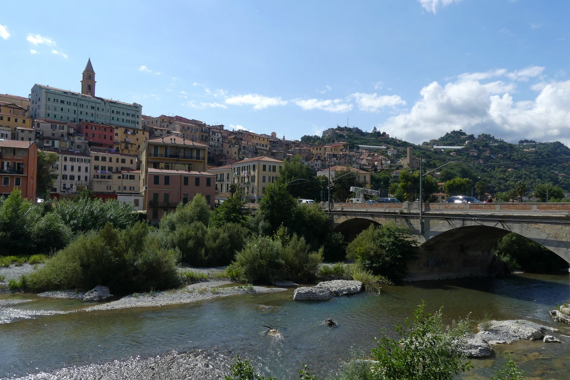 Die Altstadt von Ventimiglia am Fluss Roia