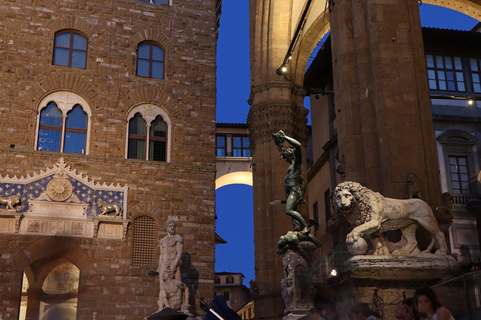 Blaue Stunde auf der Piazza della Signoria in Florenz in der Toskana Italien
