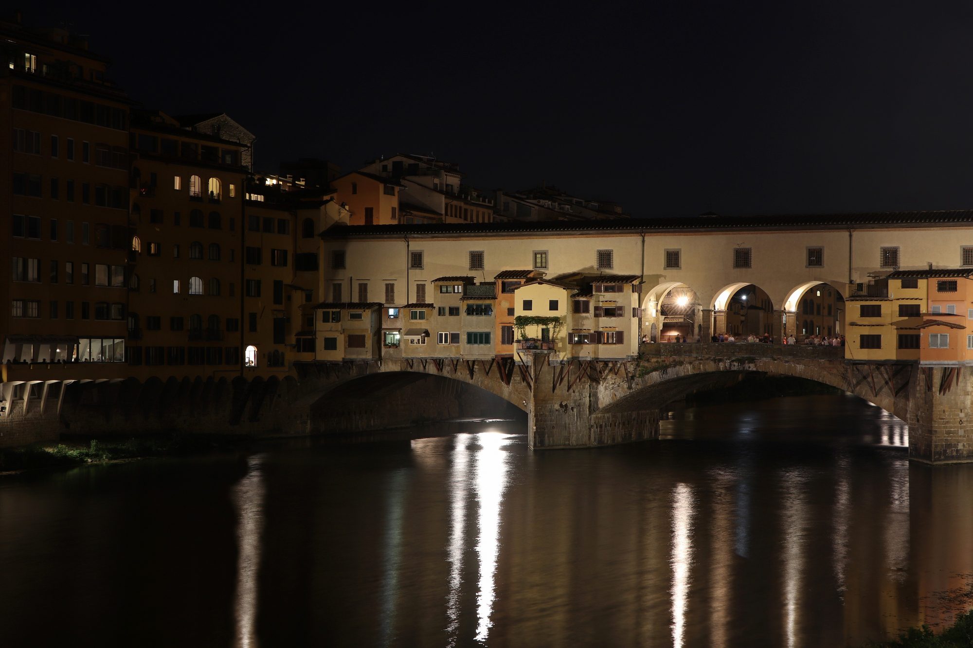 Ponte Vecchio abends in Florenz in der Toskana Italien