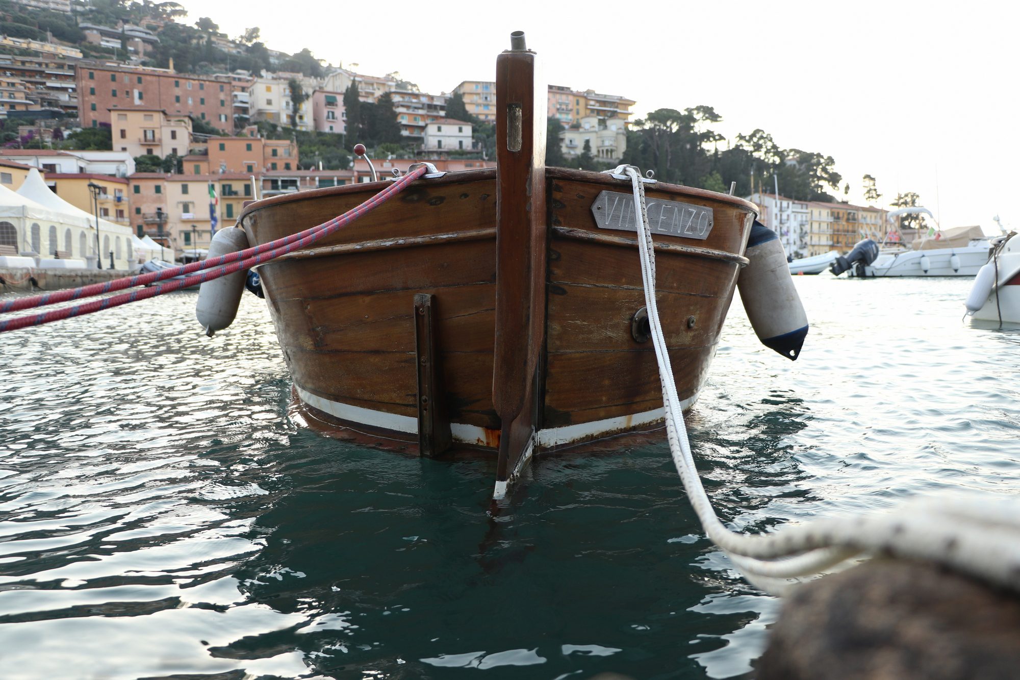 Boot im Hafen von Porto Santo Stefano in der Toskana Italien