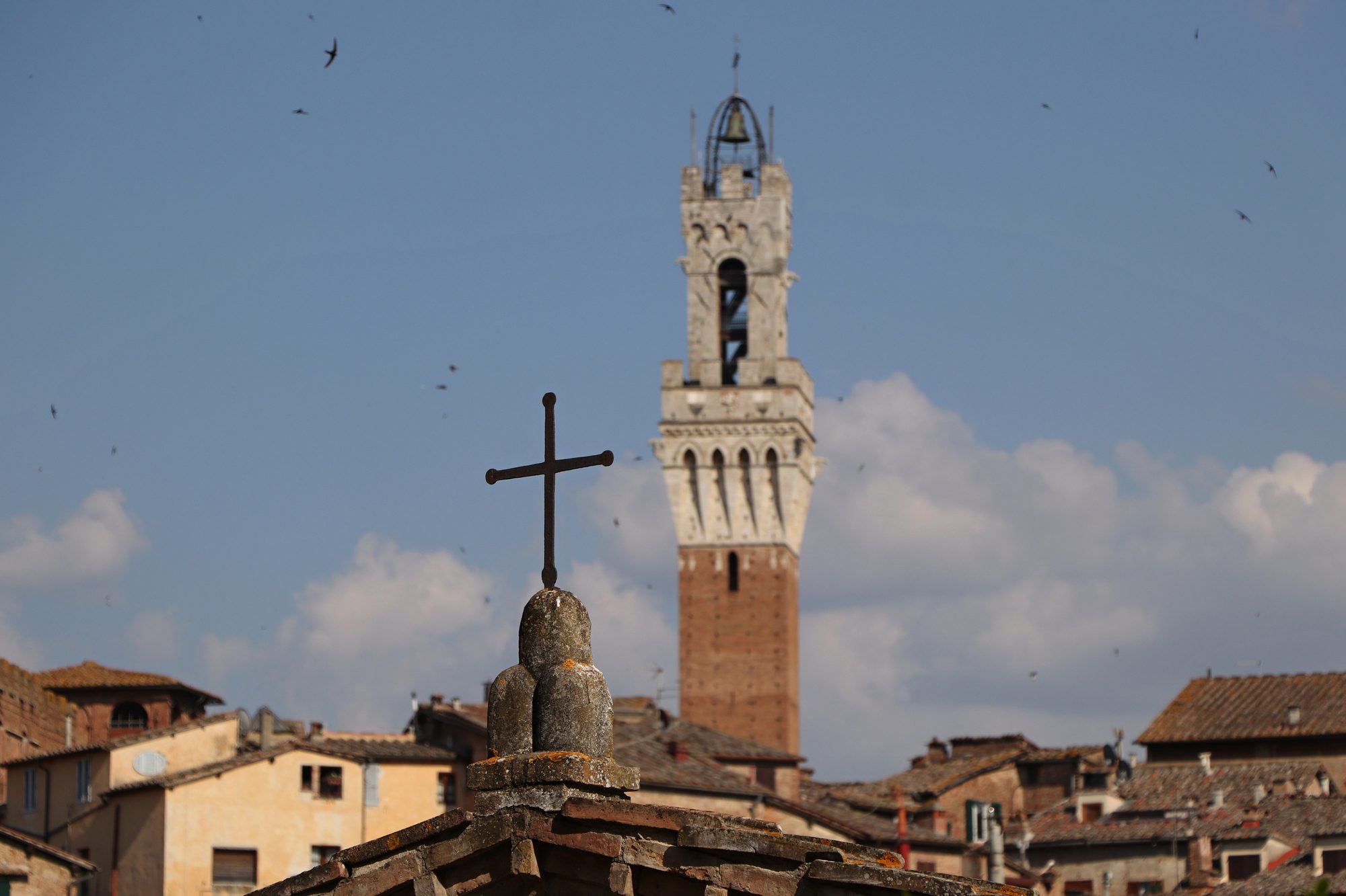 Torre del Mangia mit Kreuz in Siena in der Toskana Italien