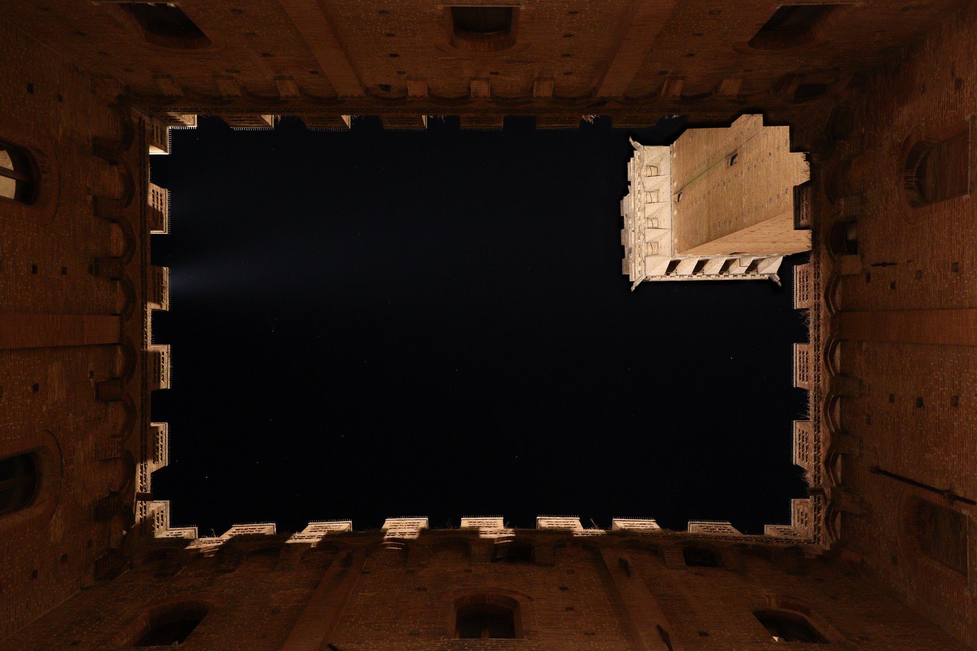 Innenhof im Palazzo Pubblico bei Nacht in Siena in der Toskana Italien