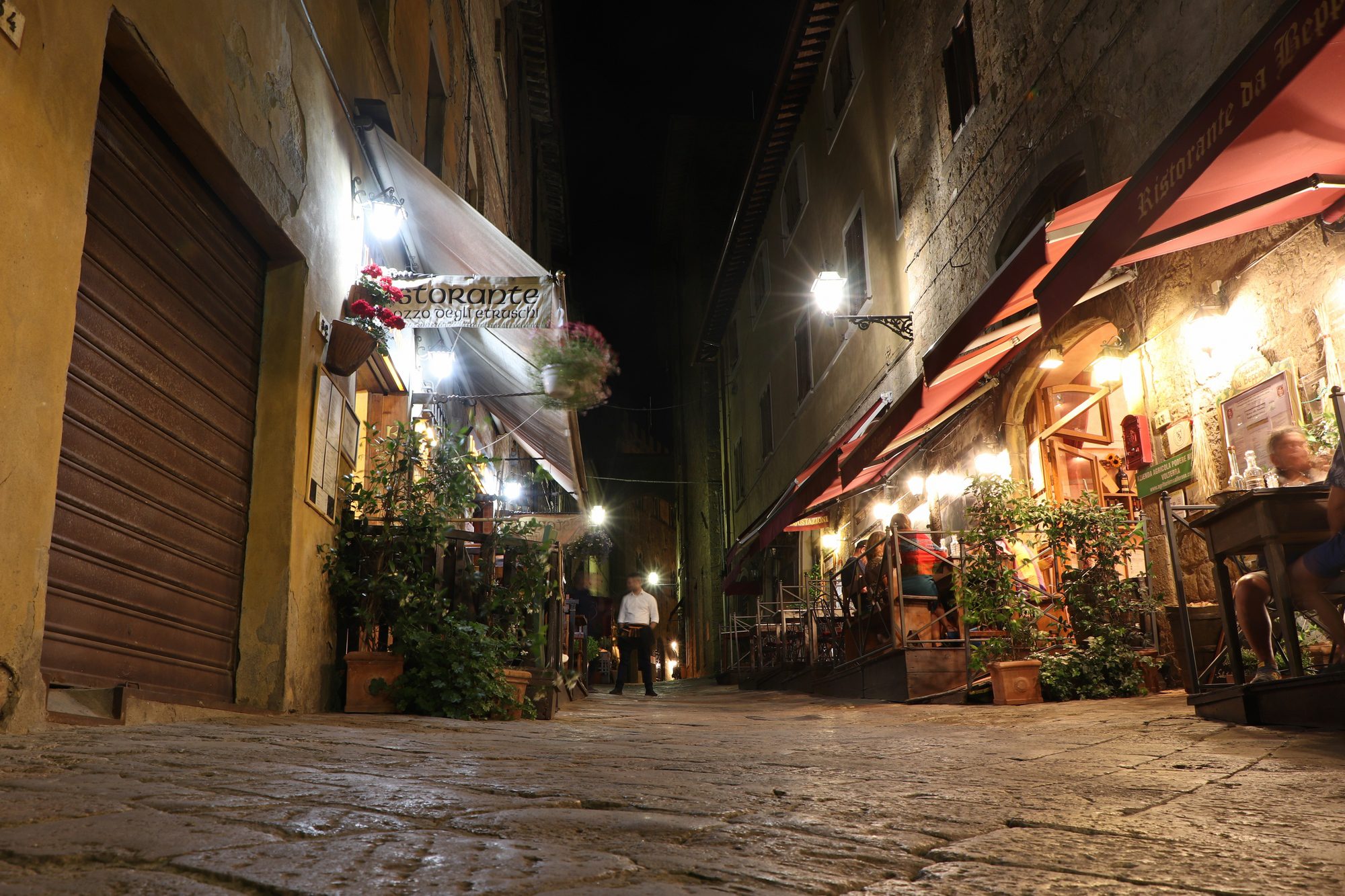 Abendliche Gasse in Volterra in der Toskana Italien