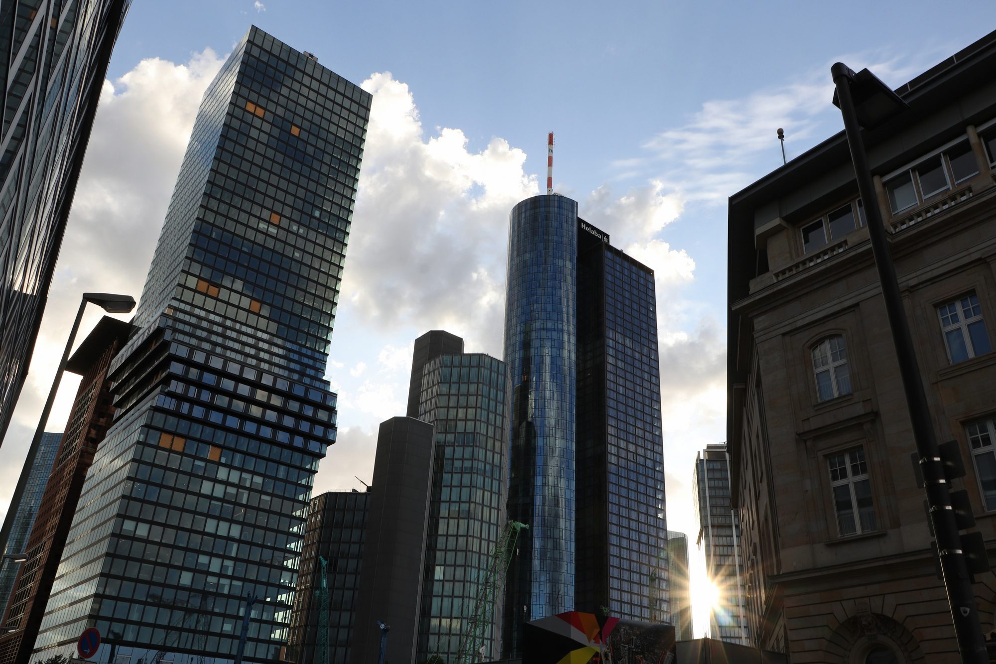 Sonnenuntergang zwischen den Hochhäusern im Bankenviertel von Frankfurt am Main