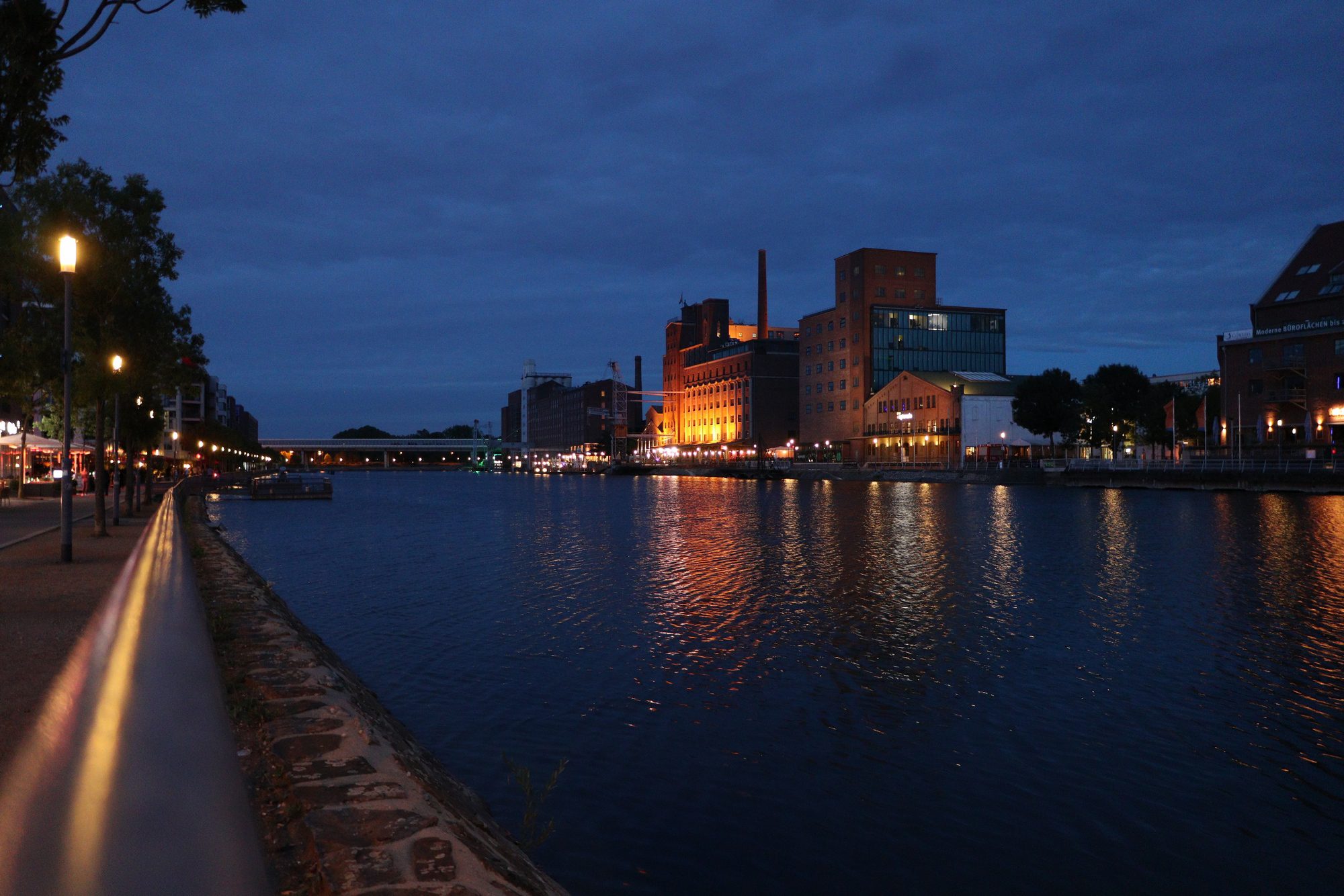 Duisburg Innenhafen zur blauen Stunde