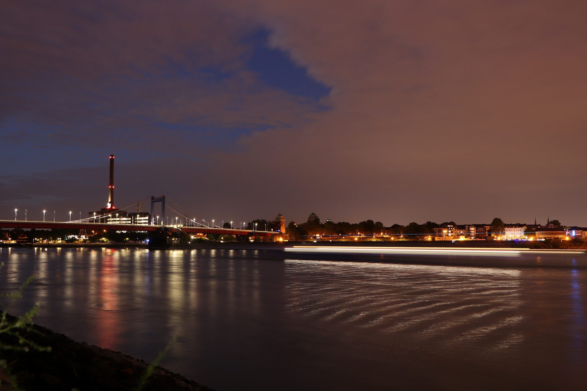 Langzeitbelichtung abends am Rhein in Duisburg