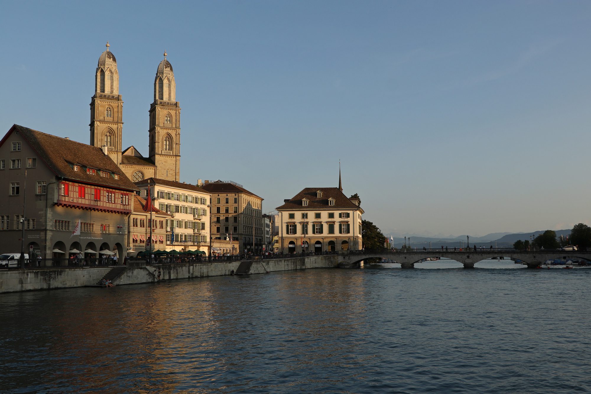 Die Limmat und das Großmünster Zürich