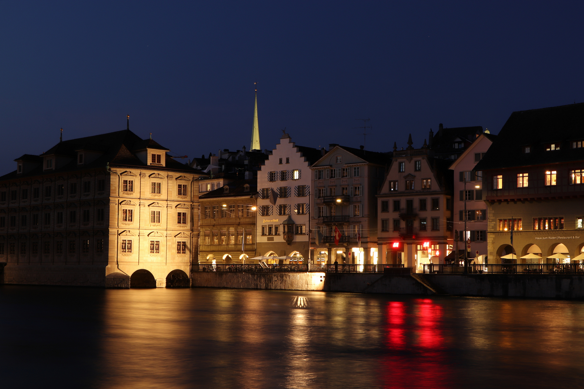 Die Limmat und die Altsadt in Zürich zur blauen Stunde