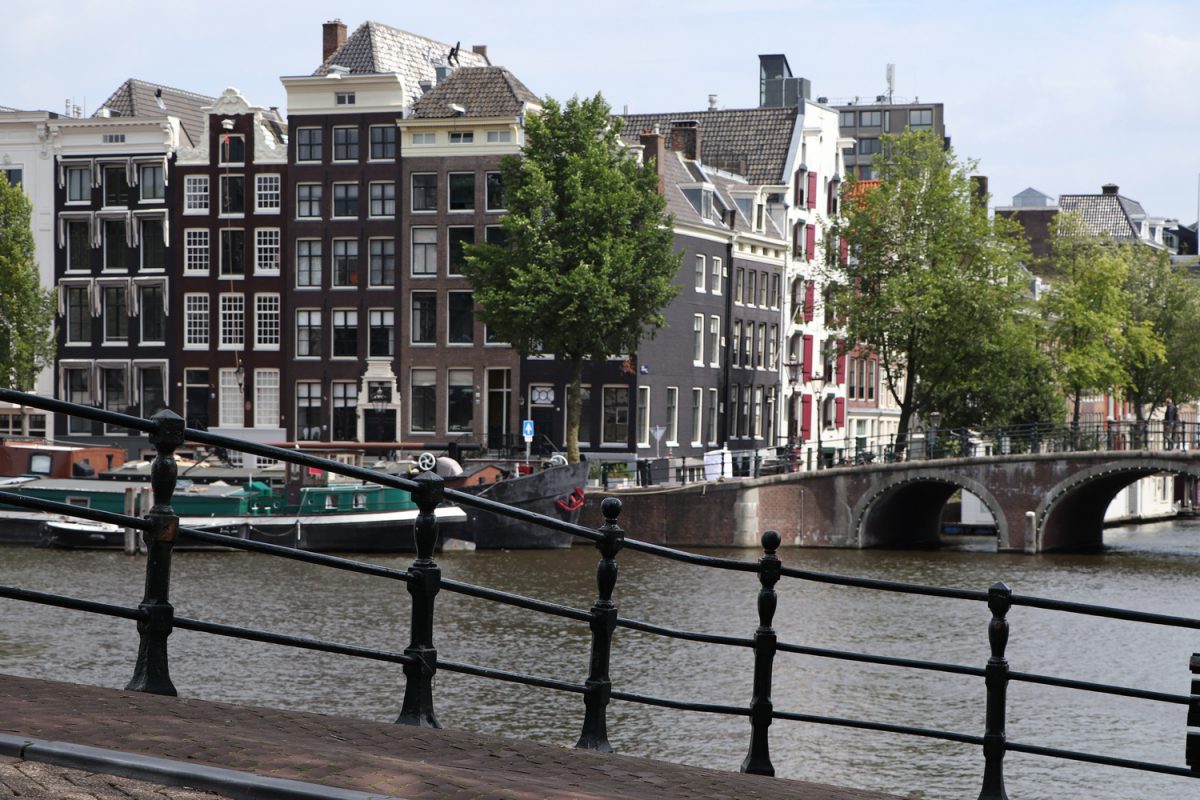Amsterdam Häuser entlang der Amstel