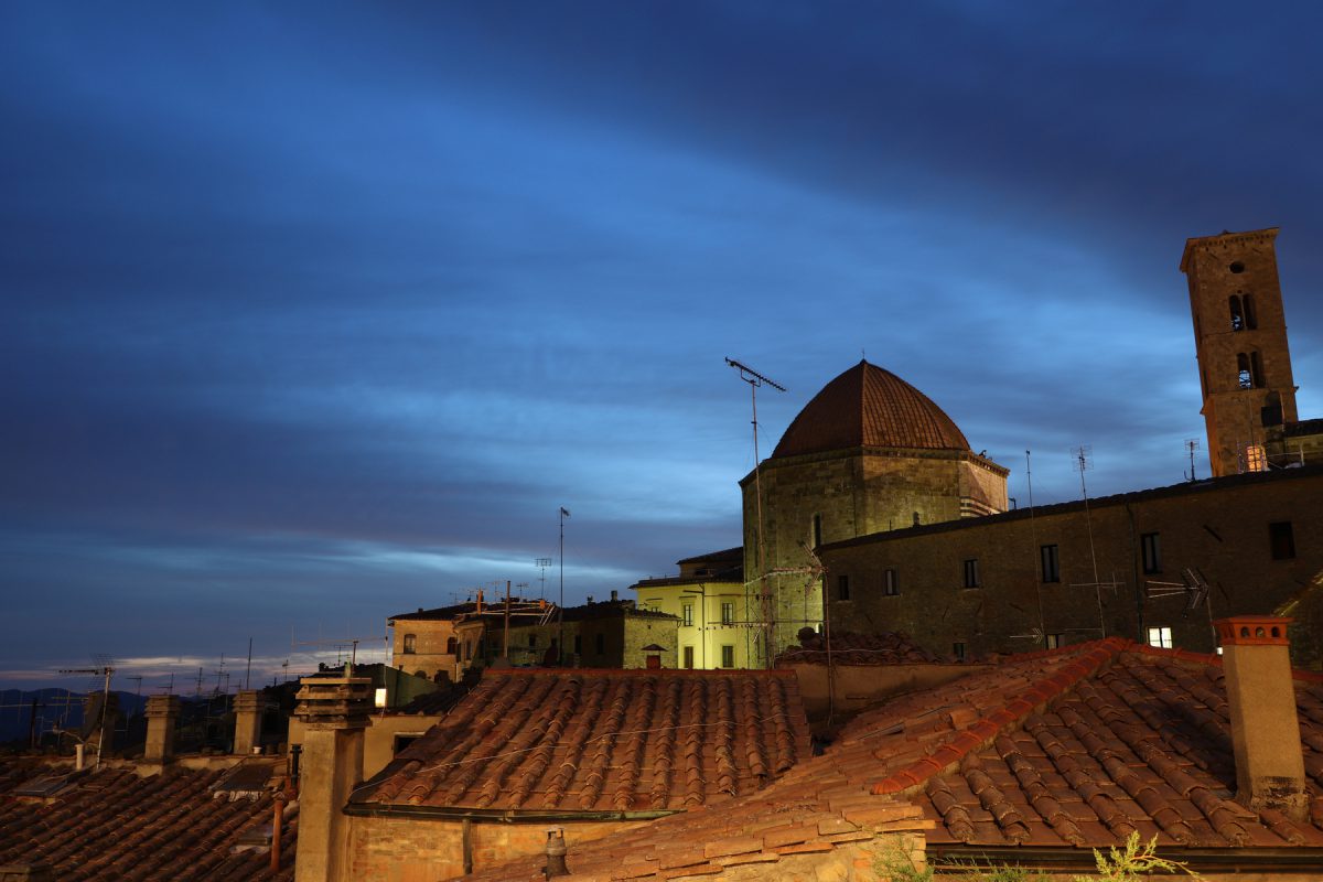 Blick auf die Altstadt von Volterra zur blauen Stunde Toskana