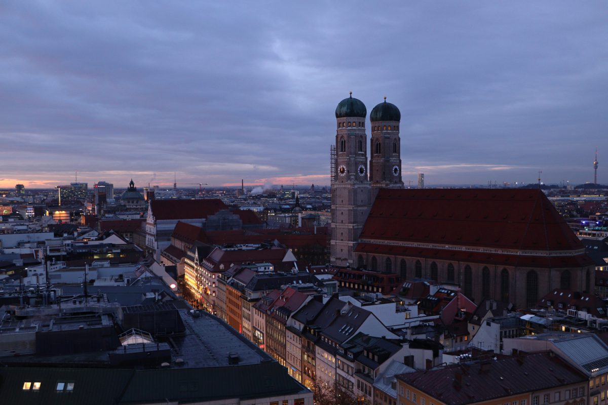 München Blick vom Alten Peter bei Sonnenuntergang auf die Frauenkirche