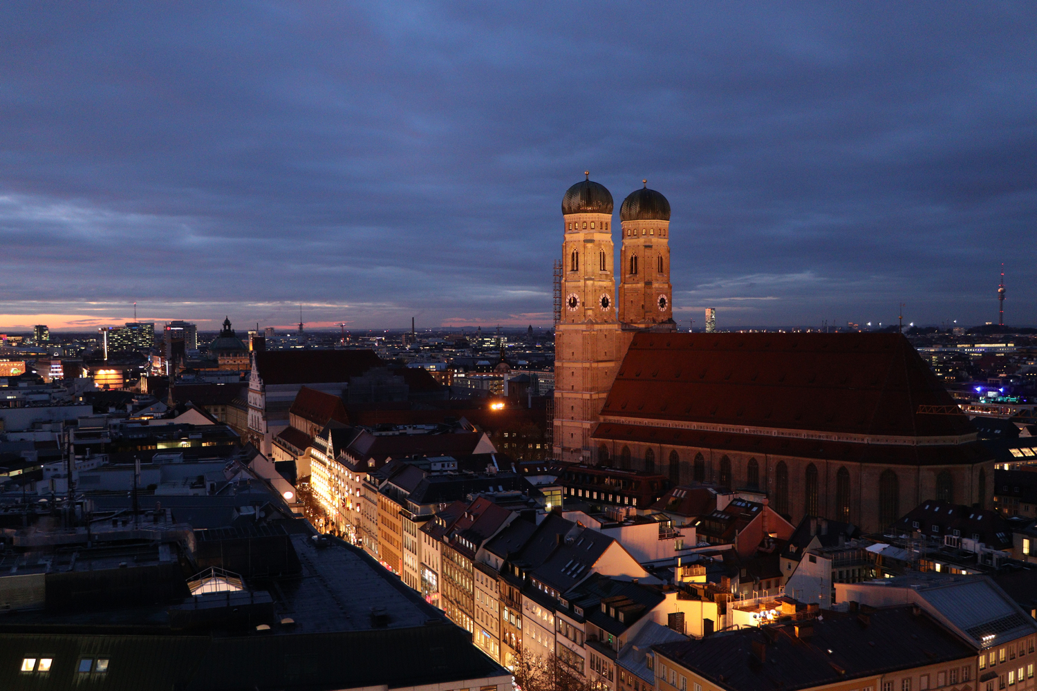 München Blick vom Alten Peter auf die Frauenkirche zur blauen Stunde abends
