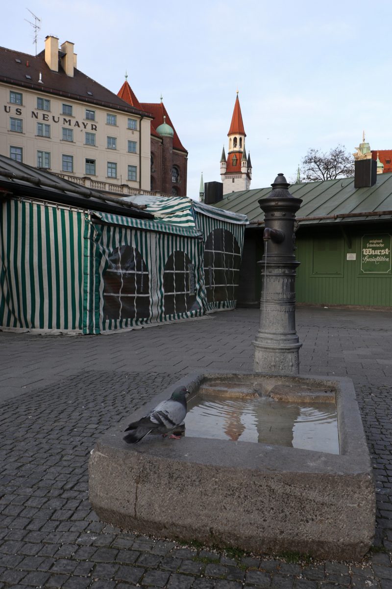 Brunnen auf dem Viktualienmarkt in München