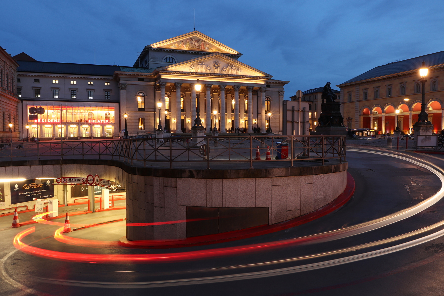 Die Tiefgarageneinfahrt auf dem Max-Joseph-Platz vor der Oper in München zur Blauen Stunde Langzeitbelichtung