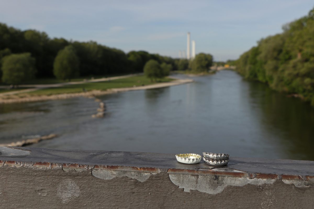 Kronkorken auf der Reichenbachbrücke vor der Isar in München