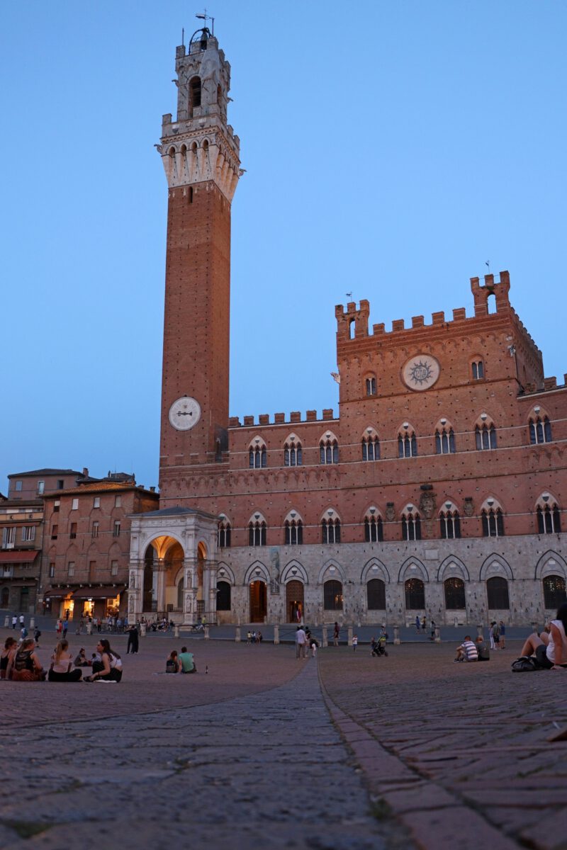 Der Palazzo Pubblico auf der Piazza del Campo in Siena zur Blauen Stunde