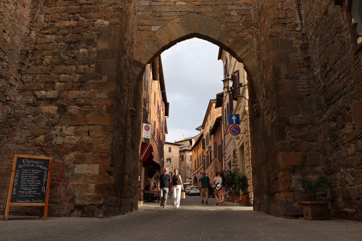 Eingangstor in die Altstadt von Montepulciano in der Toskana