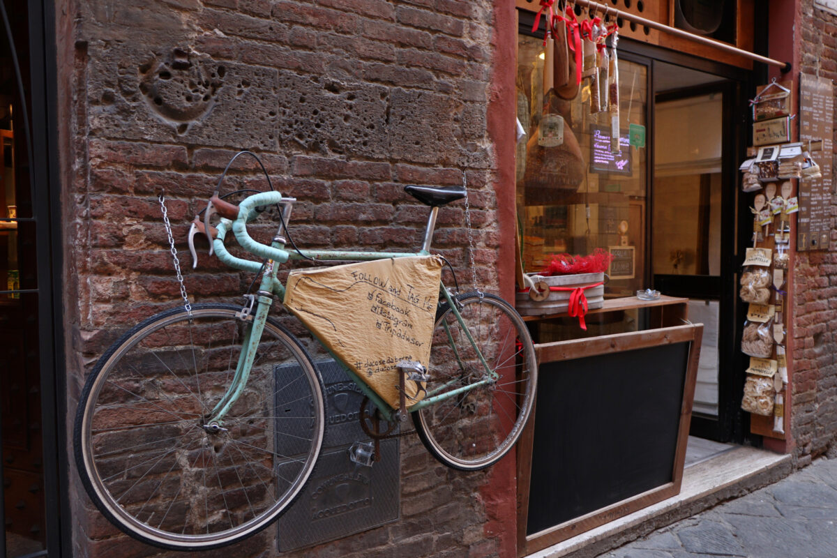 Fahrrad vor einer Metzgerei in der Altstadt von Siena in der Toskana