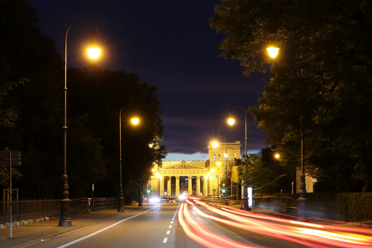 Langzeitbelichtung am Abend am Königsplatz in München