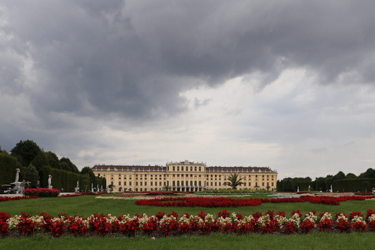 Gewitterwolken über dem Schloss Schönbrunn in Wien