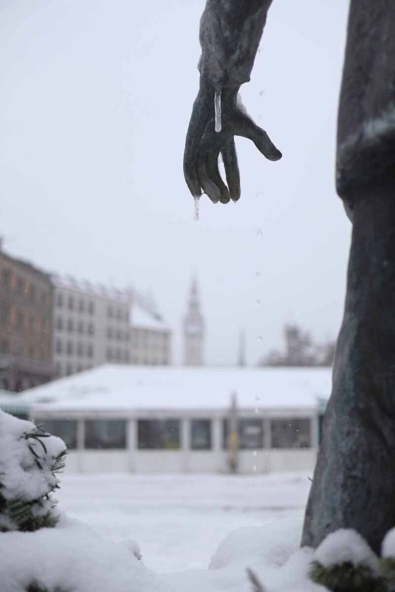 Blick vom Karl-Valentin-Brunnen über den Viktualienmarkt in München im Schnee