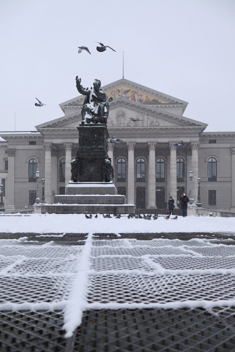 Der Max-Joseph-Platz in München im Schnee