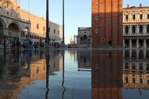 Der Markusplatz in Venedig bei Sonnenuntergang