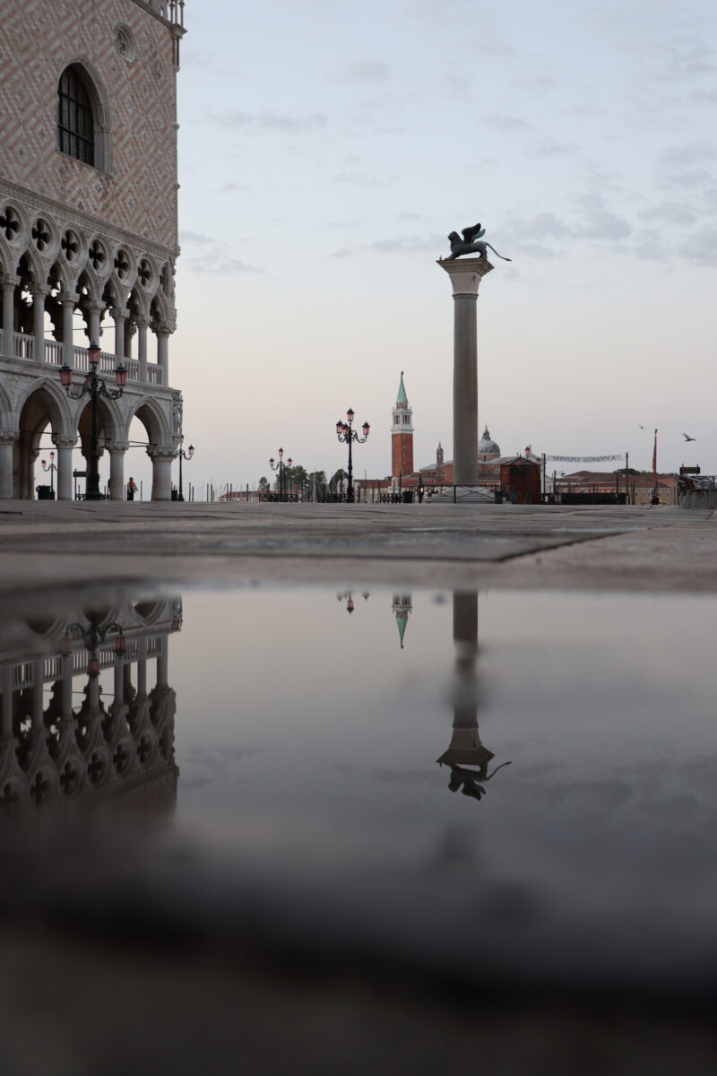 Der Markusplatz in Venedig zu Sonnenaufgang