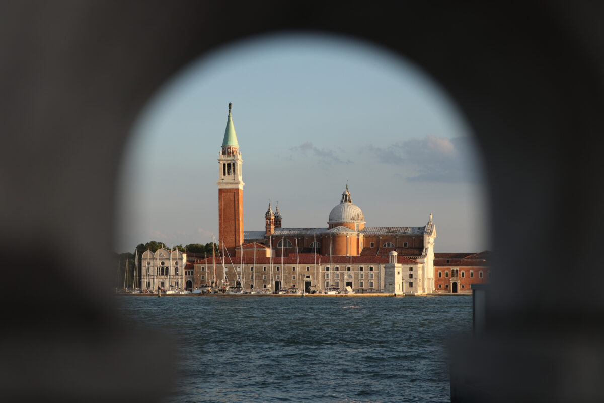 Blick auf San Giorgio Maggiore von der Riva degli Schiavoni in Venedig zur goldenen Stunde