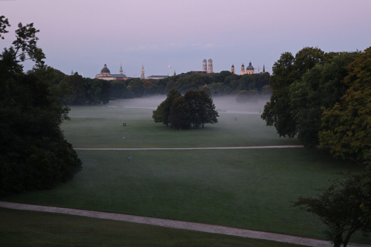 Blick vom Monopteros im Englischen Garten auf München am Morgen