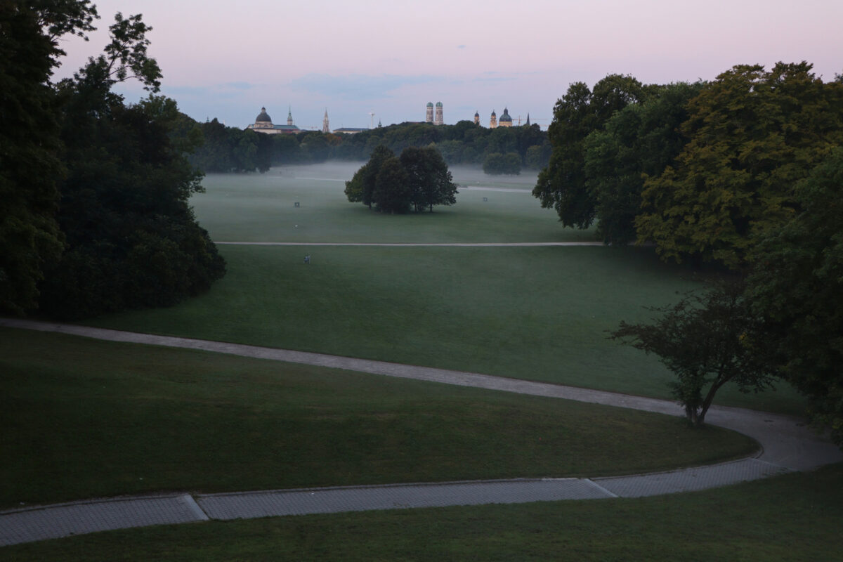 Blick vom Monopteros im Englischen Garten auf München am Morgen