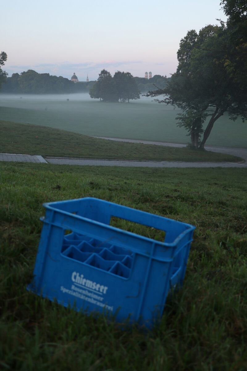 Frühmorgens im Englischen Garten bei Nebel mit Blick auf München