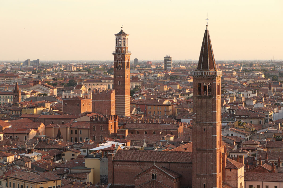 Blick über die Altstadt von Verona zu Sonnenuntergang
