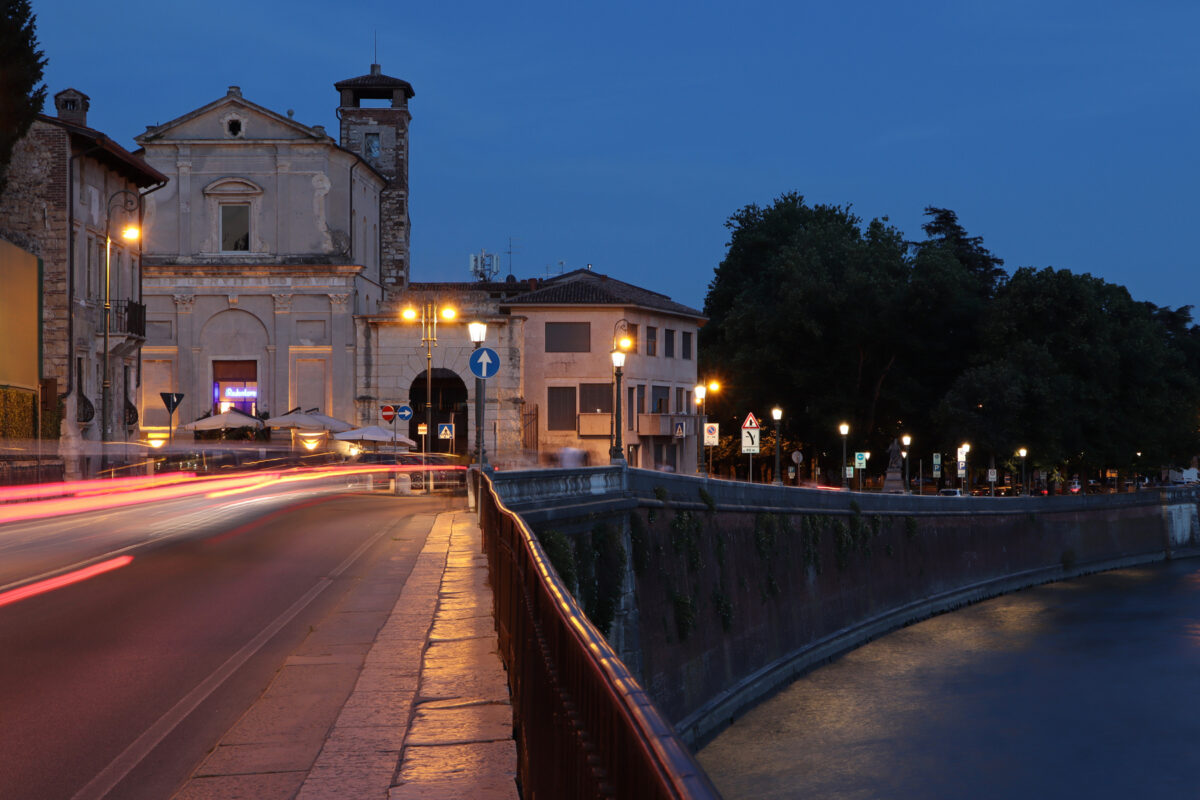 Eine Kirche an der Etsch in Verona zur Blauen Stunde
