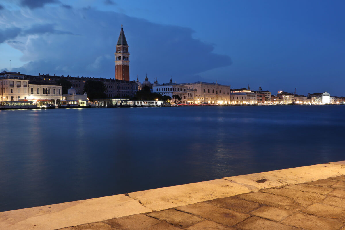 Blick über den Canal Grande in Venedig zur Blauen Stunde auf den Markusplatz