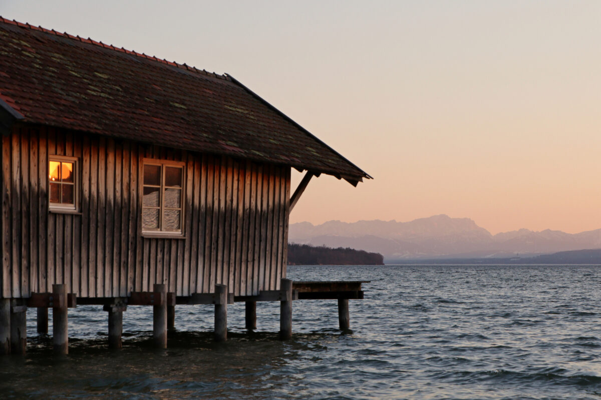 Bootshaus in Stegen am Ammersee nach Sonnenuntergang