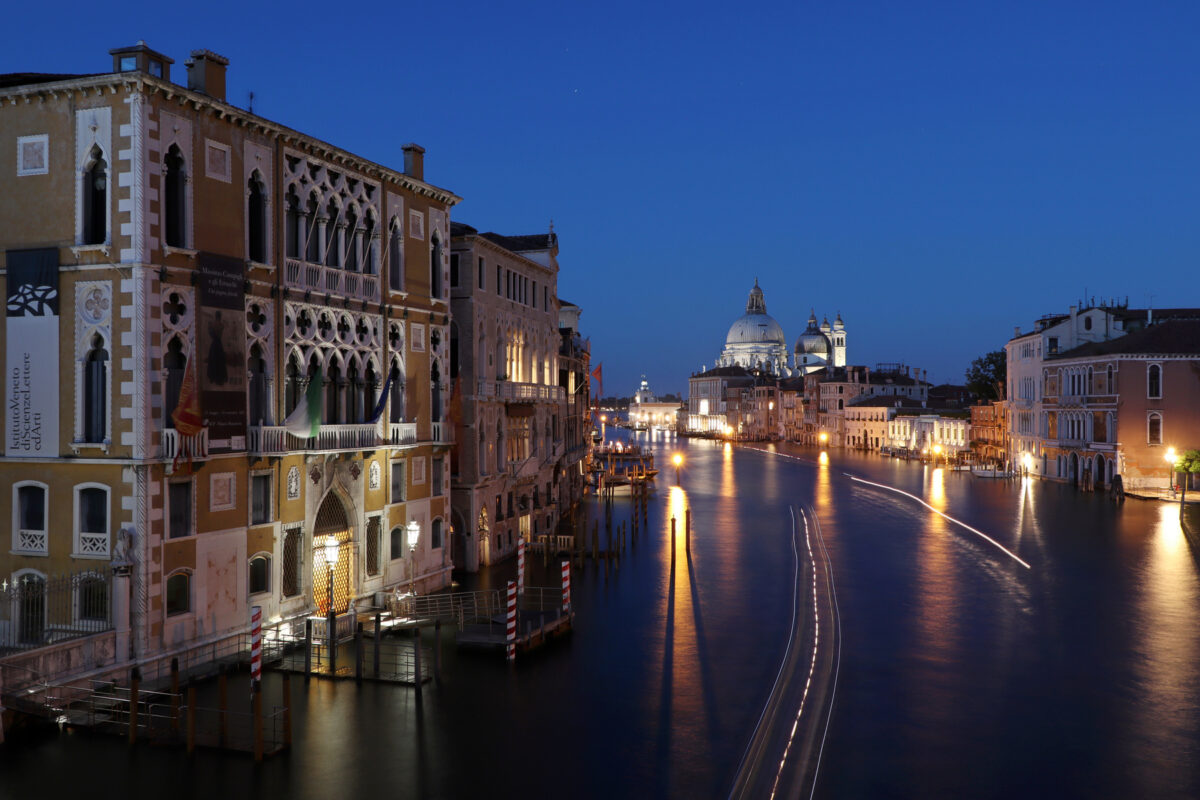Der Canal Grande und die Basilika Santa Maria della Salute in Venedig zur blauen Stunde